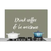 KitchenYeah Spatscherm keuken 120x80 cm - Kookplaat achterwand Quotes - Drink coffee & be awesome - Koffie - Spreuken - Muurbeschermer - Spatwand fornuis - Hoogwaardig aluminium
