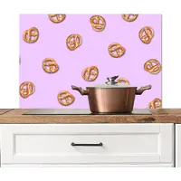 KitchenYeah Spatscherm keuken 80x55 cm - Kookplaat achterwand Pretzels - Eten - Paars - Muurbeschermer - Spatwand fornuis - Hoogwaardig aluminium