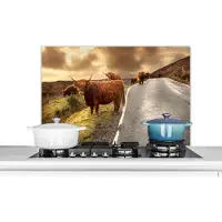 KitchenYeah Spatscherm keuken 90x60 cm - Kookplaat achterwand Schotse hooglanders - Lucht - Weg - Muurbeschermer - Spatwand fornuis - Hoogwaardig aluminium