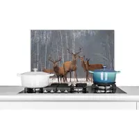 KitchenYeah Spatscherm keuken 70x50 cm - Kookplaat achterwand Hert - Bos - Winter - Muurbeschermer - Spatwand fornuis - Hoogwaardig aluminium