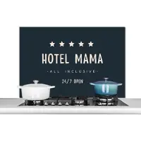 KitchenYeah Spatscherm keuken 100x65 cm - Kookplaat achterwand Hotel mama all inclusive 24/7 open - Mama - Quotes - Spreuken - Muurbeschermer - Spatwand fornuis - Hoogwaardig aluminium