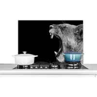 KitchenYeah Spatscherm keuken 80x55 cm - Kookplaat achterwand Dieren - Leeuw - Zwart - Wit - Portret - Muurbeschermer - Spatwand fornuis - Hoogwaardig aluminium