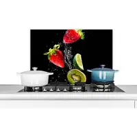 KitchenYeah Spatscherm keuken 70x50 cm - Kookplaat achterwand Fruit - Water - Zwart - Stilleven Aardbei - Kiwi - Muurbeschermer - Spatwand fornuis - Hoogwaardig aluminium