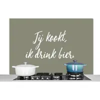 KitchenYeah Spatscherm keuken 120x80 cm - Kookplaat achterwand Quotes - Spreuken - Jij kookt, ik drink bier - Bier - Muurbeschermer - Spatwand fornuis - Hoogwaardig aluminium