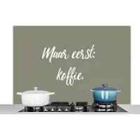 KitchenYeah Spatscherm keuken 120x80 cm - Kookplaat achterwand Spreuken - Maar eerst: koffie - Quotes - Koffie - Muurbeschermer - Spatwand fornuis - Hoogwaardig aluminium