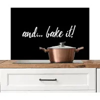 KitchenYeah Spatscherm keuken 90x60 cm - Kookplaat achterwand Quotes - Keuken - And... bake it! - Spreuken - Bakken - Muurbeschermer - Spatwand fornuis - Hoogwaardig aluminium