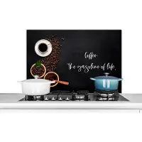 KitchenYeah Spatscherm keuken 90x60 cm - Kookplaat achterwand Quotes - Spreuken - Coffee: the gasoline of life - Koffie - Muurbeschermer - Spatwand fornuis - Hoogwaardig aluminium