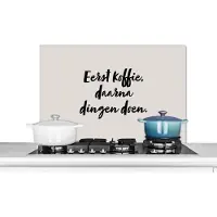KitchenYeah Spatscherm keuken 80x55 cm - Kookplaat achterwand Quote - Eerst koffie, daarna dingen doen - Taupe - Muurbeschermer - Spatwand fornuis - Hoogwaardig aluminium