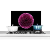 KitchenYeah Spatscherm keuken 70x50 cm - Kookplaat achterwand Een bolvormige paarse Chrysanthemum bloem op een zwarte achtergrond - Muurbeschermer - Spatwand fornuis - Hoogwaardig aluminium