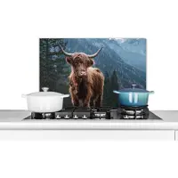 KitchenYeah Spatscherm keuken 70x50 cm - Kookplaat achterwand Schotse hooglander - Berg - Landschap - Bomen - Koe - Natuur - Muurbeschermer - Spatwand fornuis - Hoogwaardig aluminium