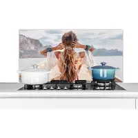 KitchenYeah Spatscherm keuken 100x50 cm - Kookplaat achterwand Vrouw - Boot - Noorwegen - Wit - Water - Bergen - Muurbeschermer - Spatwand fornuis - Hoogwaardig aluminium