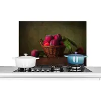 KitchenYeah Spatscherm keuken 80x55 cm - Kookplaat achterwand Mand - Pruim - Roze - Rustiek - Fruit - Stilleven - Muurbeschermer - Spatwand fornuis - Hoogwaardig aluminium