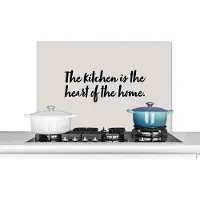 KitchenYeah Spatscherm keuken 90x60 cm - Kookplaat achterwand Quotes - Koken - Spreuken - The kitchen is the heart of the home - Thuis - Muurbeschermer - Spatwand fornuis - Hoogwaardig aluminium