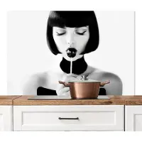 KitchenYeah Spatscherm keuken 120x80 cm - Kookplaat achterwand Vrouw - Lolly - Zwart - Wit - Muurbeschermer - Spatwand fornuis - Hoogwaardig aluminium