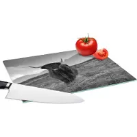 KitchenYeah Glazen Snijplank - 28x20 - Een Schotse hooglander op het eiland Skye - zwart wit - Snijplanken Glas