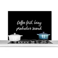 KitchenYeah Spatscherm keuken 100x65 cm - Kookplaat achterwand Quotes - Koffie - Coffee first, being productive second - Spreuken - Muurbeschermer - Spatwand fornuis - Hoogwaardig aluminium