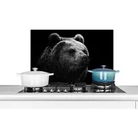 KitchenYeah Spatscherm keuken 70x50 cm - Kookplaat achterwand Kamtsjatkabeer op zwarte achtergrond in zwart-wit - Muurbeschermer - Spatwand fornuis - Hoogwaardig aluminium