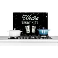 KitchenYeah Spatscherm keuken 70x50 cm - Kookplaat achterwand Wodka - Shotglaasjes - Spreuken Bordjes - Muurbeschermer - Spatwand fornuis - Hoogwaardig aluminium - Cadeau voor vrouw - Cadeau voor man