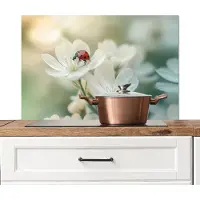 KitchenYeah Spatscherm keuken 90x60 cm - Kookplaat achterwand Lieveheersbeestje - Bloemen - Wit - Muurbeschermer - Spatwand fornuis - Hoogwaardig aluminium