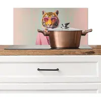 KitchenYeah Spatscherm keuken 70x30 cm - Kookplaat achterwand Tijger - Strik - Jasje - Roze - Muurbeschermer - Spatwand fornuis - Hoogwaardig aluminium