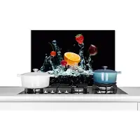 KitchenYeah Spatscherm keuken 70x50 cm - Kookplaat achterwand Water - Fruit - Sinaasappel - Aardbei - Kers - Zwart - Muurbeschermer - Spatwand fornuis - Hoogwaardig aluminium