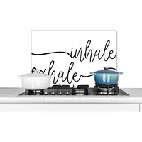KitchenYeah Spatscherm keuken 60x40 cm - Kookplaat achterwand Quote - Ademen - Spreuk - Zwart wit - 'Inhale exhale' - Muurbeschermer - Spatwand fornuis - Hoogwaardig aluminium