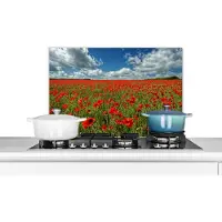 KitchenYeah Spatscherm keuken 70x50 cm - Kookplaat achterwand Spierwitte wolken boven een klaprozenveld - Muurbeschermer - Spatwand fornuis - Hoogwaardig aluminium