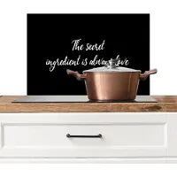 KitchenYeah Spatscherm keuken 60x40 cm - Kookplaat achterwand Spreuken - Keuken - The secret ingredient is always love - Quotes - Liefde - Muurbeschermer - Spatwand fornuis - Hoogwaardig aluminium