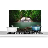 KitchenYeah Spatscherm keuken 90x60 cm - Kookplaat achterwand Foto van een meer onder een waterval in het Nationaal park Erawan in Thailand. - Muurbeschermer - Spatwand fornuis - Hoogwaardig aluminium