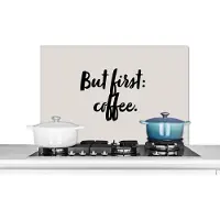 KitchenYeah Spatscherm keuken 90x60 cm - Kookplaat achterwand Koffie - Caffeine - But first: coffee - Spreuken - Quotes - Muurbeschermer - Spatwand fornuis - Hoogwaardig aluminium