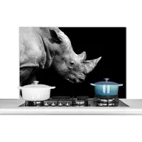 KitchenYeah Spatscherm keuken 100x65 cm - Kookplaat achterwand Portretfoto neushoorn op zwarte achtergrond in zwart-wit - Muurbeschermer - Spatwand fornuis - Hoogwaardig aluminium