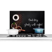 KitchenYeah Spatscherm keuken 80x55 cm - Kookplaat achterwand Quotes - Good day starts with coffee! - Spreuken - Koffie - Muurbeschermer - Spatwand fornuis - Hoogwaardig aluminium