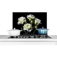 KitchenYeah Spatscherm keuken 60x40 cm - Kookplaat achterwand Bloemen - Rozen - Wit - Botanisch - Zwart - Muurbeschermer - Spatwand fornuis - Hoogwaardig aluminium