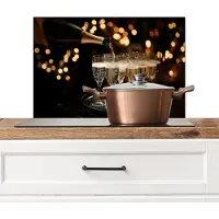 KitchenYeah Spatscherm keuken 70x50 cm - Kookplaat achterwand Lichtjes - Champagne - Dienblad - Glazen - Muurbeschermer - Spatwand fornuis - Hoogwaardig aluminium