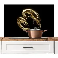 KitchenYeah Spatscherm keuken 100x65 cm - Kookplaat achterwand Garnalen - Zwart - Goud - Dieren - Muurbeschermer - Spatwand fornuis - Hoogwaardig aluminium