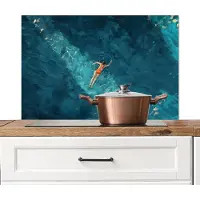 KitchenYeah Spatscherm keuken 90x60 cm - Kookplaat achterwand Vrouw - Water - Bikini - Oranje - Muurbeschermer - Spatwand fornuis - Hoogwaardig aluminium