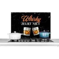 KitchenYeah Spatscherm keuken 90x60 cm - Kookplaat achterwand Whisky - Glazen - Spreuken bordjes - Muurbeschermer - Spatwand fornuis - Hoogwaardig aluminium - Cadeau voor man