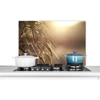 KitchenYeah Spatscherm keuken 90x60 cm - Kookplaat achterwand Eucalyptusbladeren in de ochtendgloren - Muurbeschermer - Spatwand fornuis - Hoogwaardig aluminium