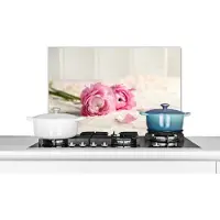 KitchenYeah Spatscherm keuken 70x50 cm - Kookplaat achterwand Roze ranonkel bloemen op een tafel - Muurbeschermer - Spatwand fornuis - Hoogwaardig aluminium