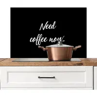 KitchenYeah Spatscherm keuken 90x60 cm - Kookplaat achterwand Spreuken - Koffie - Quotes - Need coffee now - Muurbeschermer - Spatwand fornuis - Hoogwaardig aluminium