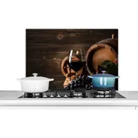 KitchenYeah Spatscherm keuken 80x55 cm - Kookplaat achterwand Wijn - Wijnglas - Wijnvaten - Druiven - Glas - Muurbeschermer - Spatwand fornuis - Hoogwaardig aluminium