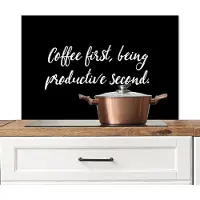 KitchenYeah Spatscherm keuken 80x55 cm - Kookplaat achterwand Quotes - Spreuken - Koffie - Coffee first, being productive second - Muurbeschermer - Spatwand fornuis - Hoogwaardig aluminium