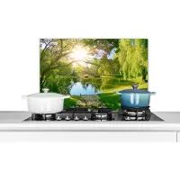 KitchenYeah Spatscherm keuken 70x50 cm - Kookplaat achterwand Bomen - Meer - Zon - Gras - Natuur - Muurbeschermer - Spatwand fornuis - Hoogwaardig aluminium