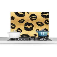 KitchenYeah Spatscherm keuken 90x60 cm - Kookplaat achterwand Patronen - Kiss - Goud - Zwart - Muurbeschermer - Spatwand fornuis - Hoogwaardig aluminium