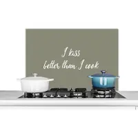 KitchenYeah Spatscherm keuken 80x55 cm - Kookplaat achterwand Spreuken - I kiss better than I cook - Kus - Quotes - Muurbeschermer - Spatwand fornuis - Hoogwaardig aluminium