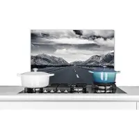 KitchenYeah - Spatscherm - Natuur - Bergen - Weg - Lucht - Zwart wit - 70x50 cm - Muurbeschermer