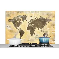 KitchenYeah Spatscherm keuken 120x80 cm - Kookplaat achterwand Wereldkaart - Krant - Gouden - Muurbeschermer - Spatwand fornuis - Hoogwaardig aluminium