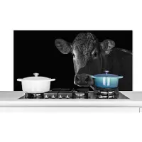 KitchenYeah Spatscherm keuken 120x60 cm - Kookplaat achterwand Koe - Dieren - Zwart - Wit - Portret - Muurbeschermer - Spatwand fornuis - Hoogwaardig aluminium