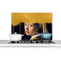 KitchenYeah Spatscherm keuken 80x55 cm - Kookplaat achterwand Meisje met de parel - Goud - Vermeer - Muurbeschermer - Spatwand fornuis - Hoogwaardig aluminium