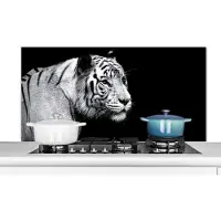 KitchenYeah Spatscherm keuken 120x60 cm - Kookplaat achterwand Studio shot witte tijger op zwarte achtergrond in zwart-wit - Muurbeschermer - Spatwand fornuis - Hoogwaardig aluminium